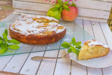 Açık kırsal zemin üzerine ev yapımı elmalı turta, shtrudel