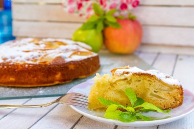 Açık kırsal zemin üzerine ev yapımı elmalı turta, shtrudel