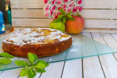 Açık kırsal zemin üzerine ev yapımı elmalı turta, shtrudel