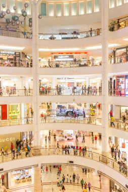 Kuala Lumpur - 01 Mart 2015: Suria Klcc Petronas ikiz kule içinde