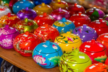 bir şekilde dekore edilmiş pot pirinç Kupası, Hediyelik eşya dükkanı boyalı,