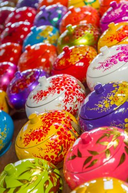 bir şekilde dekore edilmiş pot pirinç Kupası, Hediyelik eşya dükkanı boyalı,