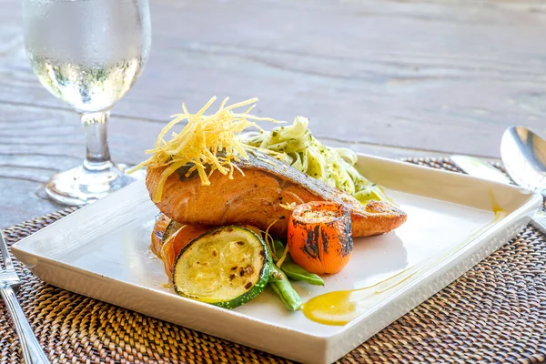 Gegrilde zalm steak geserveerd met de pasta en groenten in een kleine — Stockfoto