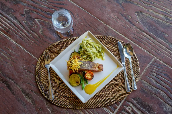 Gegrilde zalm steak geserveerd met de pasta en groenten in een kleine — Stockfoto