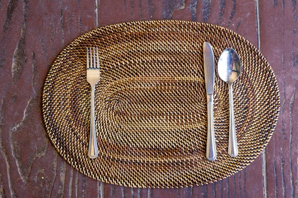 Άδειο πιάτο με κουτάλι, μαχαίρι και ένα δίκρανο στο ξύλινο φυσικό backgro — Φωτογραφία Αρχείου