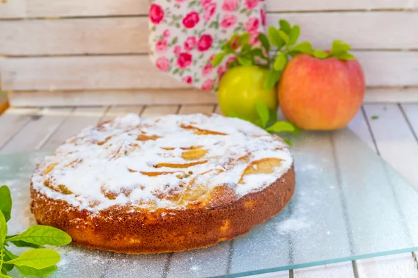 Tarte aux pommes maison, shtrudel, sur fond rural extérieur — Photo