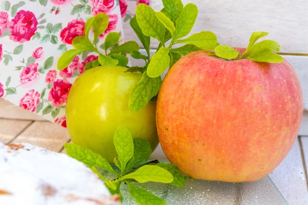 Homemade apple pie, shtrudel, on outdoor rural background — Stock Photo, Image