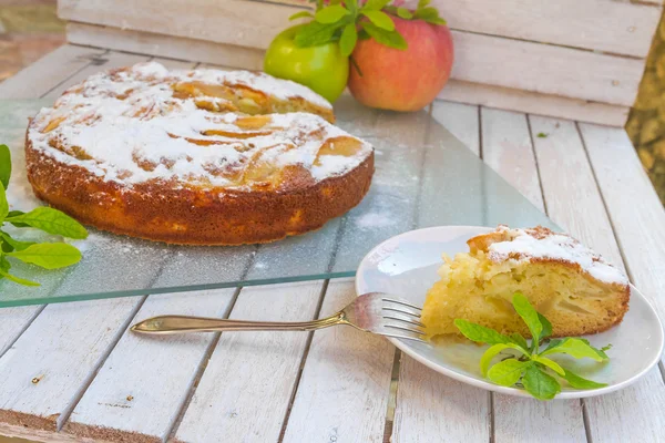 Homemade apple pie, shtrudel, on outdoor rural background — Stock Photo, Image