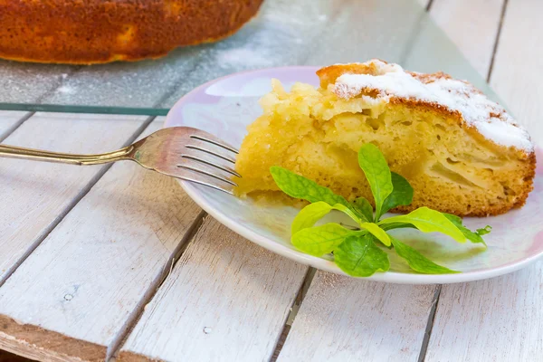 Homemade apple pie, shtrudel, on outdoor rural background — Stock Photo, Image