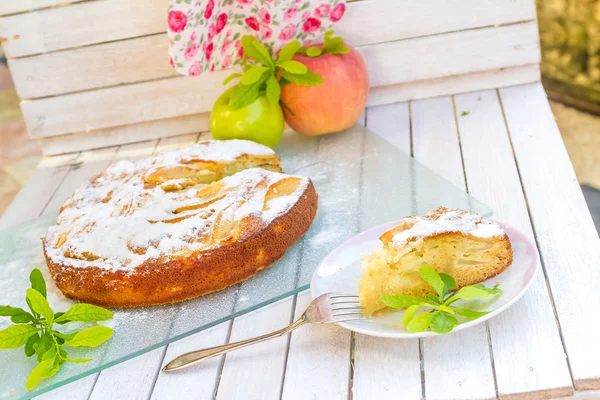 Homemade apple pie, shtrudel, on outdoor rural background — Stock Photo, Image