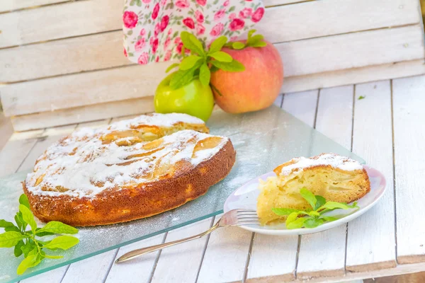 Homemade apple pie, shtrudel, on outdoor rural background — Stock Photo, Image