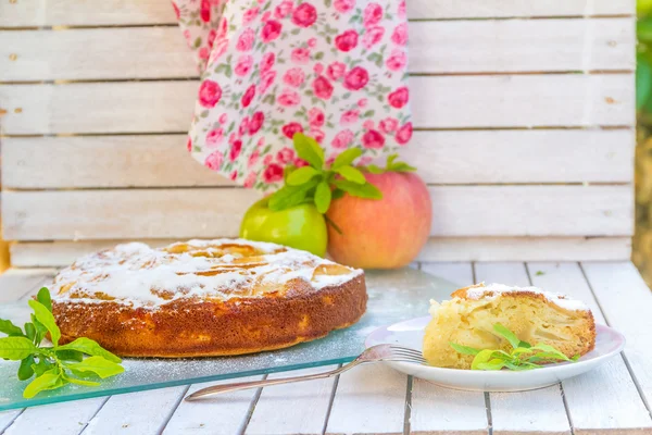 Torta de maçã caseira, shtrudel, no fundo rural ao ar livre — Fotografia de Stock