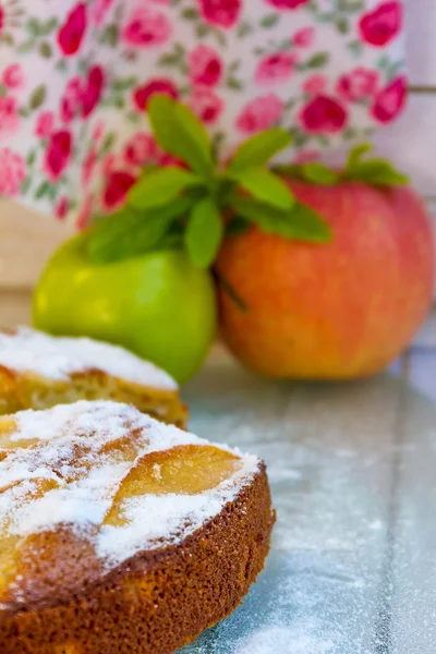 Homemade apple pie, shtrudel, on outdoor rural background — Stock Photo, Image