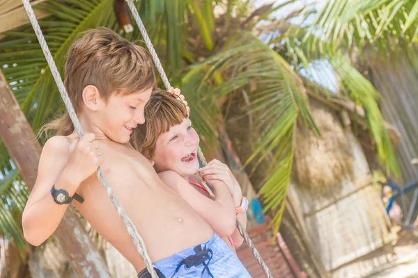 Twee jonge gelukkig lachend kinderen - jongen en meisje - plezier op trop — Stockfoto