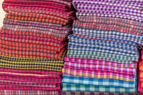 Material de algodón en pilas, tienda de recuerdos, cambodia — Foto de Stock