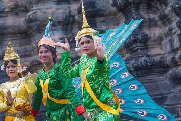 SIEM REAP, CAMBODIA-Feb 24, 2015: Cambodianos no identificados en na —  Fotos de Stock