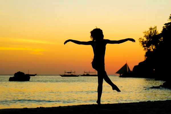 Σιλουέτα του με νεαρή όμορφη γυναίκα σε τροπική θάλασσα ηλιοβασίλεμα backg — Φωτογραφία Αρχείου