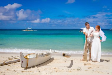 seven çift plaj zemin üzerine genç, düğün günü, açık olmak