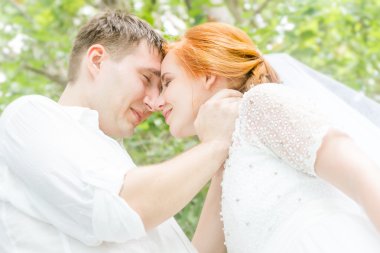 sevgi dolu genç çift orman arka plan, düğün günü, açık w