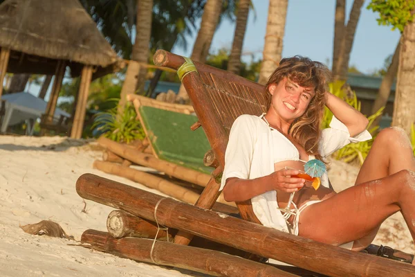 熱帯での夏休みを楽しんでいる若い幸せな美しい女 — ストック写真