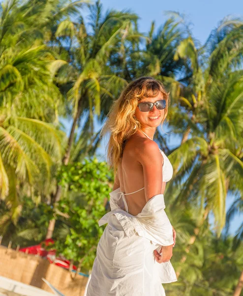 Jonge mooie lachende vrouw op tropisch strand, zomervakantie — Stockfoto