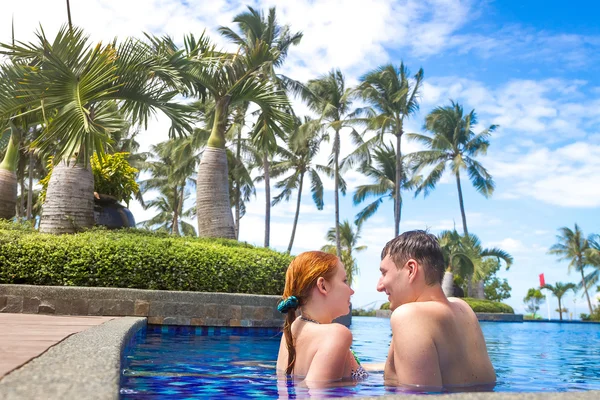 年轻爱夫妇在池中，热带度假村，放松夏天 va — 图库照片
