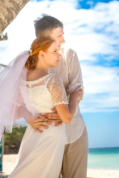 Giovane coppia amorevole su sfondo spiaggia, giorno del matrimonio, all'aperto essere — Foto Stock