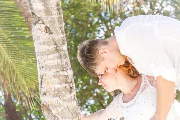 Jovem casal amoroso no fundo da praia, dia do casamento, ao ar livre ser — Fotografia de Stock