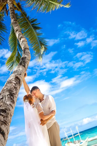 Giovane coppia amorevole su sfondo spiaggia, giorno del matrimonio, all'aperto essere — Foto Stock