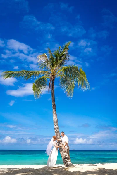 Joven pareja amorosa en el fondo de la playa, día de la boda, al aire libre ser —  Fotos de Stock