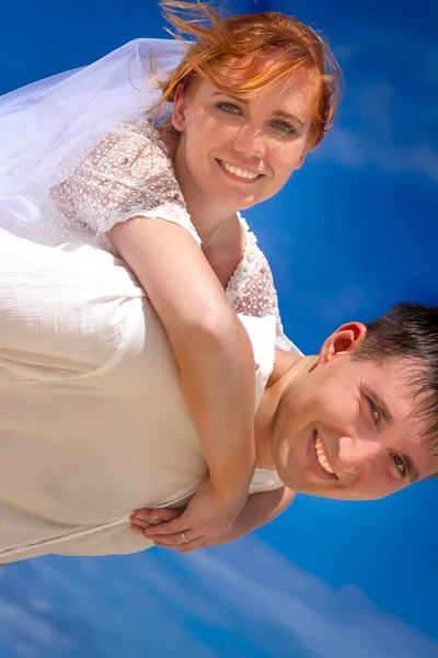 Young loving couple on wedding day, outdoor beach wedding — Stock Photo, Image