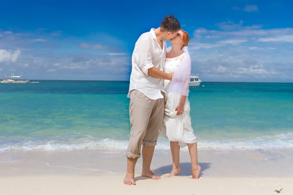 Młody miłości para na plaży tło, ślubu, odkryty być — Zdjęcie stockowe