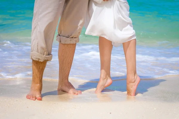 Young loving couple on wedding day, outdoor beach wedding — Stock Photo, Image