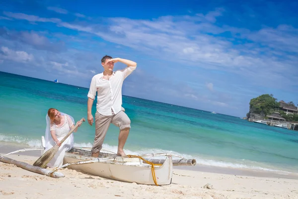 Giovane coppia amorevole su sfondo spiaggia, giorno del matrimonio, all'aperto essere — Foto Stock
