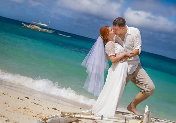 Jeune couple amoureux sur fond de plage, jour de mariage, être en plein air — Photo