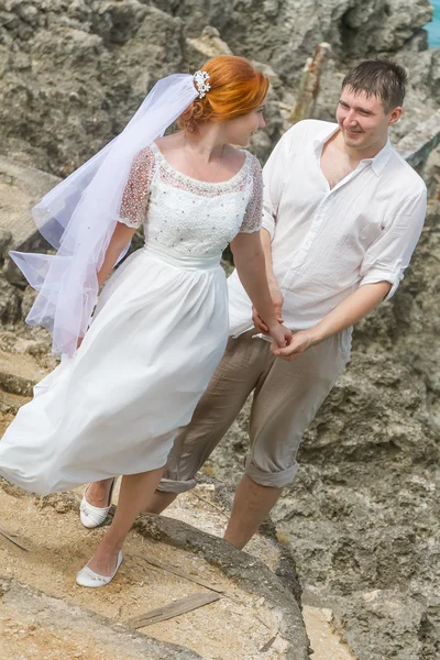 Young loving couple on wedding day, outdoor beach wedding — Stock Photo, Image