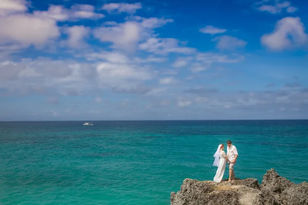 Jovem casal amoroso no fundo da praia, dia do casamento, ao ar livre ser — Fotografia de Stock