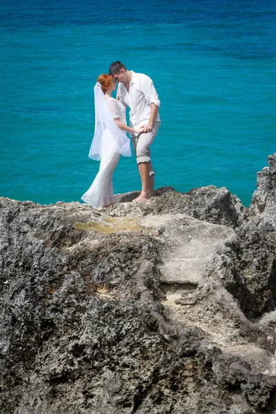 Joven pareja amorosa en el fondo de la playa, día de la boda, al aire libre ser — Foto de Stock