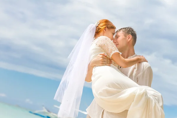 Joven pareja amorosa en el fondo de la playa, día de la boda, al aire libre ser —  Fotos de Stock