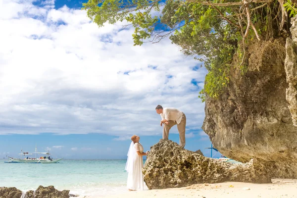 Jeune couple amoureux sur fond de plage, jour de mariage, être en plein air — Photo