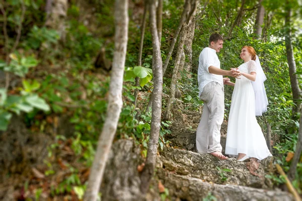 Giovane coppia amorevole su sfondo foresta, giorno del matrimonio, w all'aperto — Foto Stock