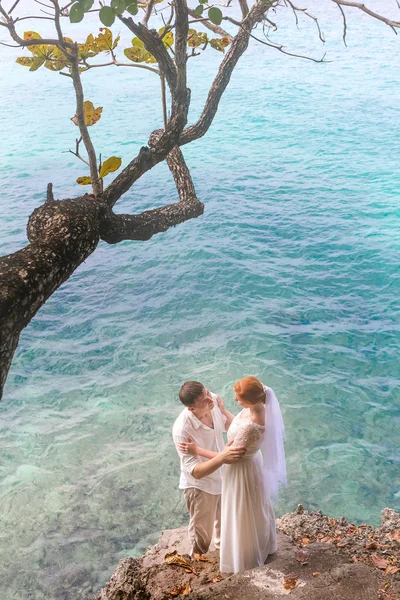 Unga älskande par på stranden bakgrund, vara bröllopsdag, utomhus — Stockfoto