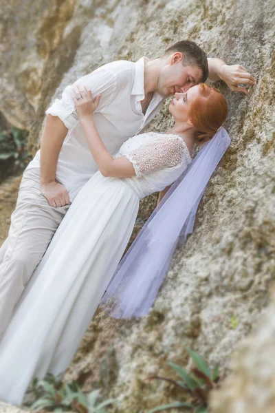 Unga älskande par på stranden bakgrund, vara bröllopsdag, utomhus — Stockfoto