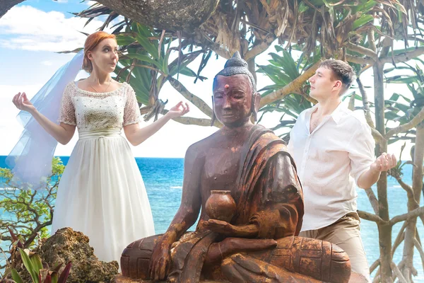 Jong paar op beach achtergrond liefdevolle, trouwdag, buiten worden — Stockfoto
