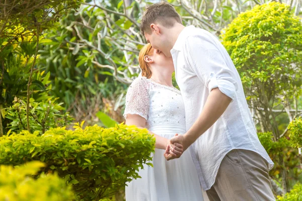 Unga älskande par på skogen bakgrund, bröllopsdag, utomhus w — Stockfoto