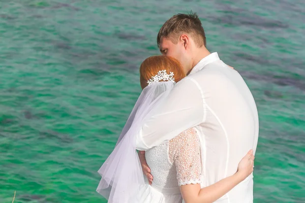 Unga älskande par på stranden bakgrund, vara bröllopsdag, utomhus — Stockfoto