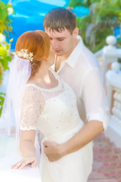 Jovem casal amoroso no fundo da praia, dia do casamento, ao ar livre ser — Fotografia de Stock