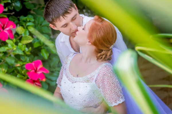 Jeune couple amoureux sur fond de plage, jour de mariage, être en plein air — Photo