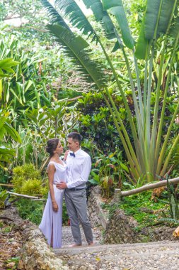 Gelin ve damat onların düğün günü doğal tropikal ormanda 