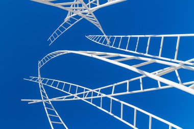 Beyaz merdivenler üzerinde mavi gökyüzü izole labirent